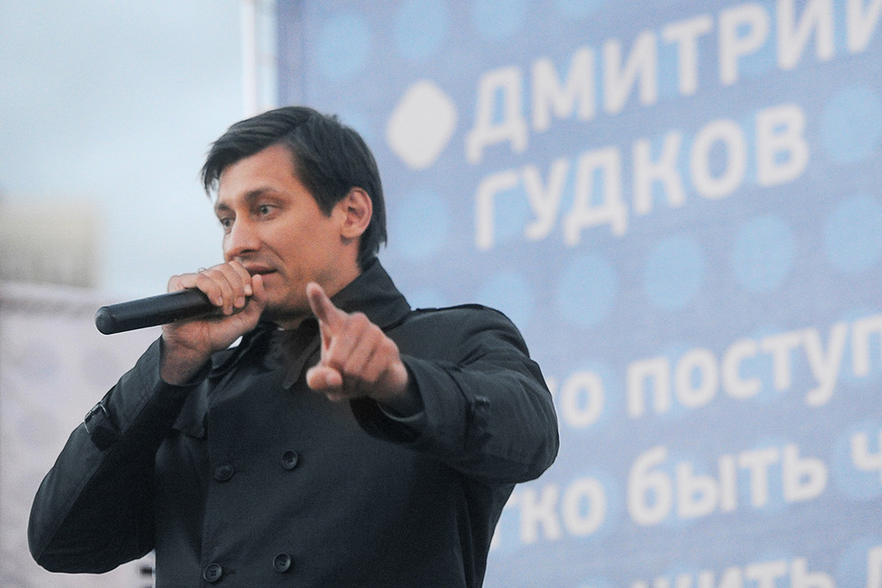 Дмитрий Гудков во время встречи с избирателями. Фото: Антон Белицкий / Коммерсантъ