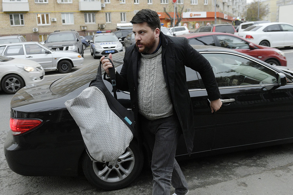 Главу штаба Навального Леонида Волкова выпустили из-под ареста