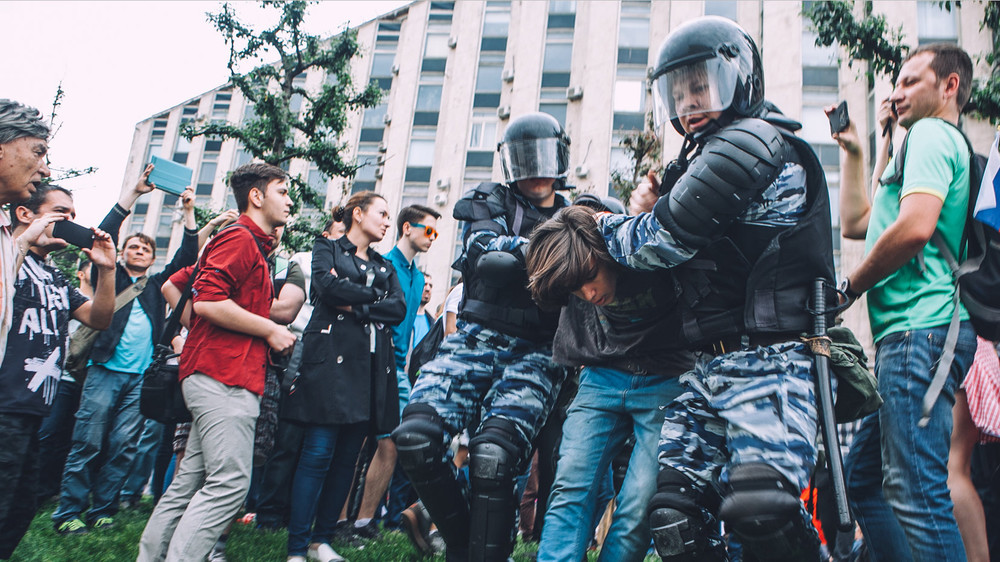 Что делать при задержаниях на митинге: инструкция правозащиты «Открытой России»