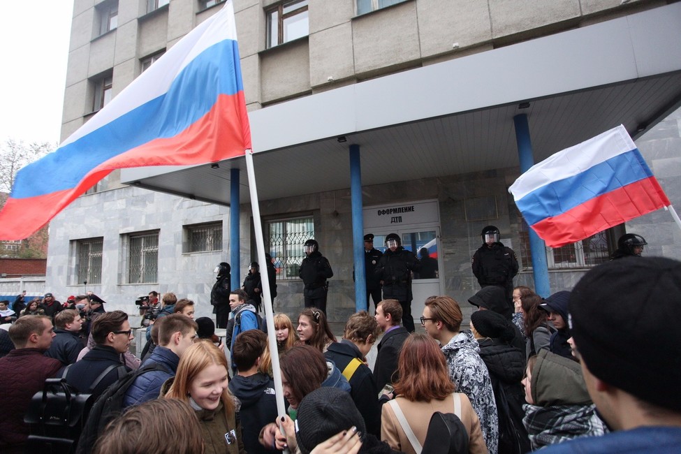 Участники акции около полицейского отделения. Фото: Яромир Романов / Znak.com
