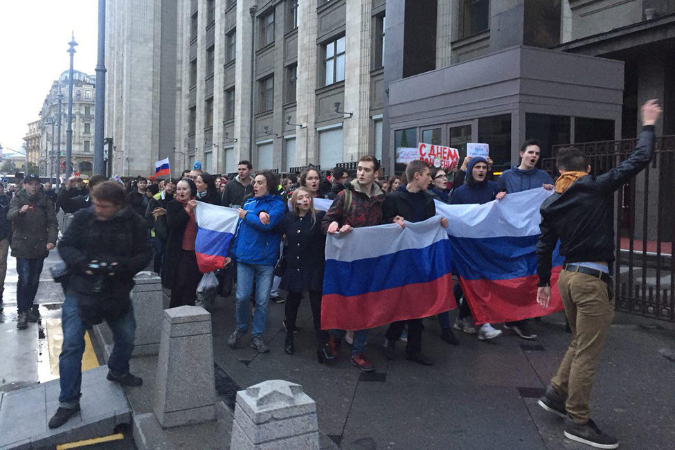 Сторонники Алексея Навального около Госдумы. Фото: Открытая Россия