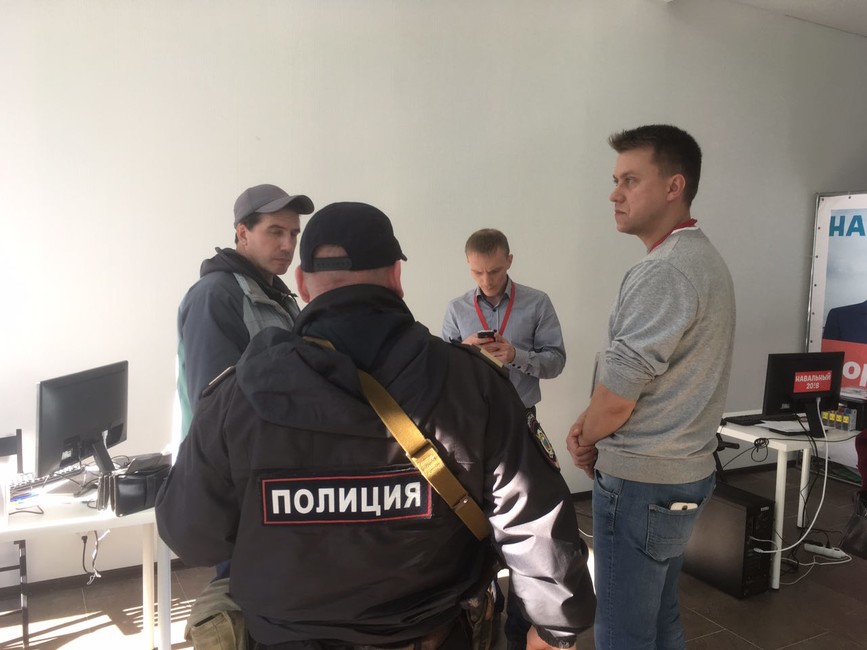 Полиция в саратовском штабе Навального. Фото: Василий Зажигай