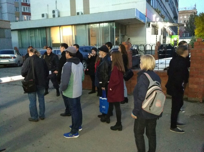 Сторонники Навального возле ОВД № 6 в Саратове. Фото: «Команда Навального | Саратов»