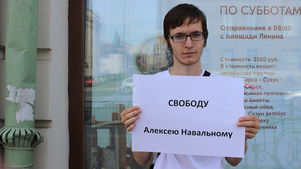 В Новосибирске проходят задержания активистов, принимавших участие в митинге за Навального