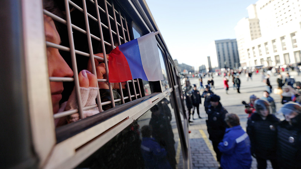 «Никакого адвоката ты не увидишь!» Избитых полицией подростков заставляют признаться в симпатиях Навальному