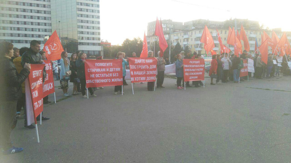 Представители погорельцев на митинге КПРФ в Ростове-на-Дону 4 октября 2017 года. Фото: Наталья Нарсеева