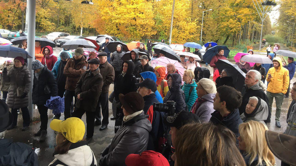 В Москве прошел народный сход против вырубки деревьев в Филевском парке