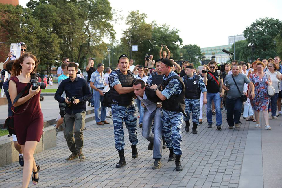 Задержание Денима Бахолдина на Манежной площади. Источник: reedenis.org