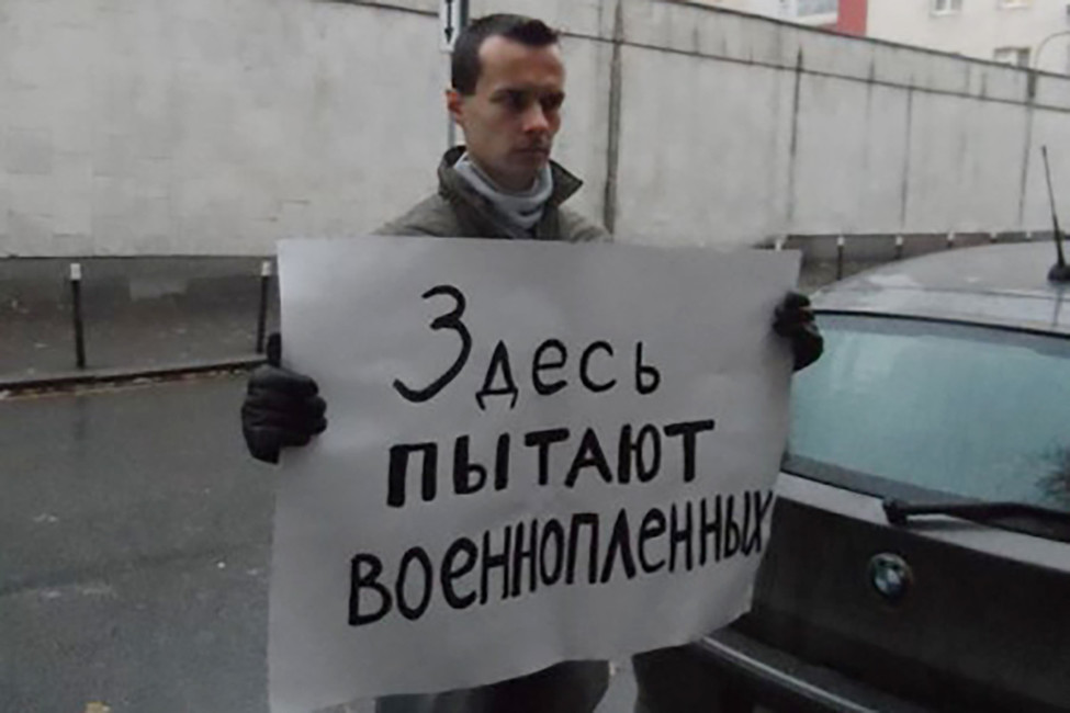 Денис Бахолдин с одиночным пикетом. Источник: freedenis.org