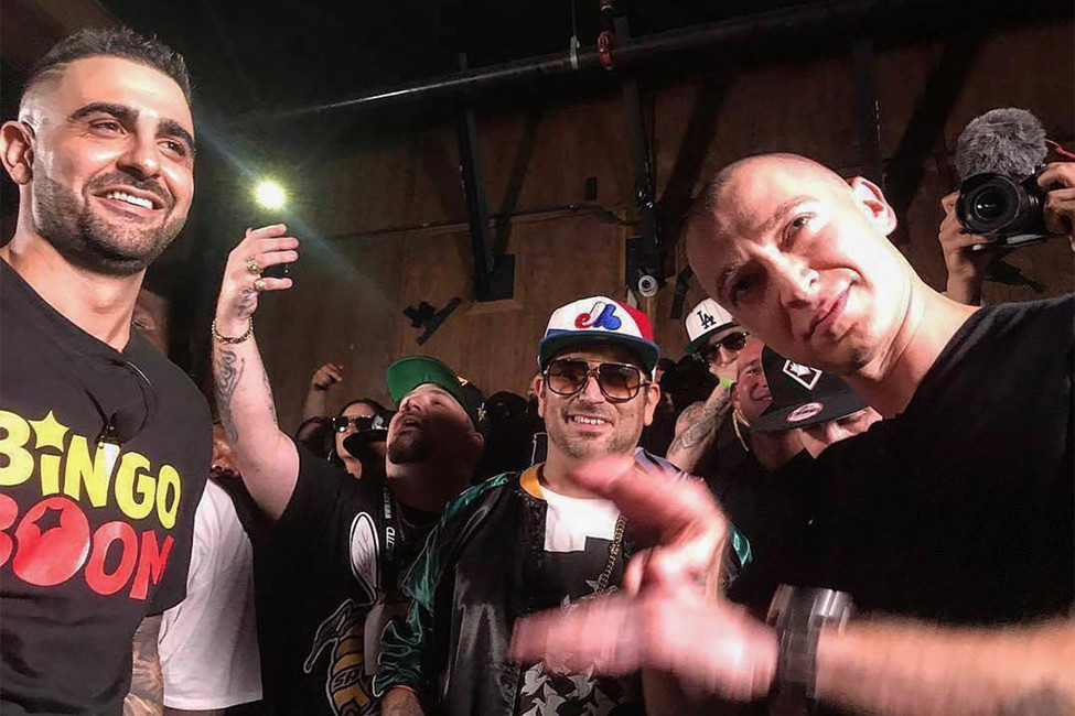 Dizaster (крайний слева) и Oxxxymiron (крайний справа) во время батла. Фото: _alexander_fray / instagram