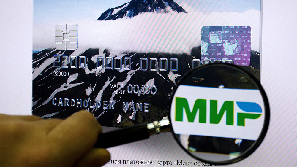 Бюджетники из карельского поселка не могут снять зарплаты с карт «Мир»