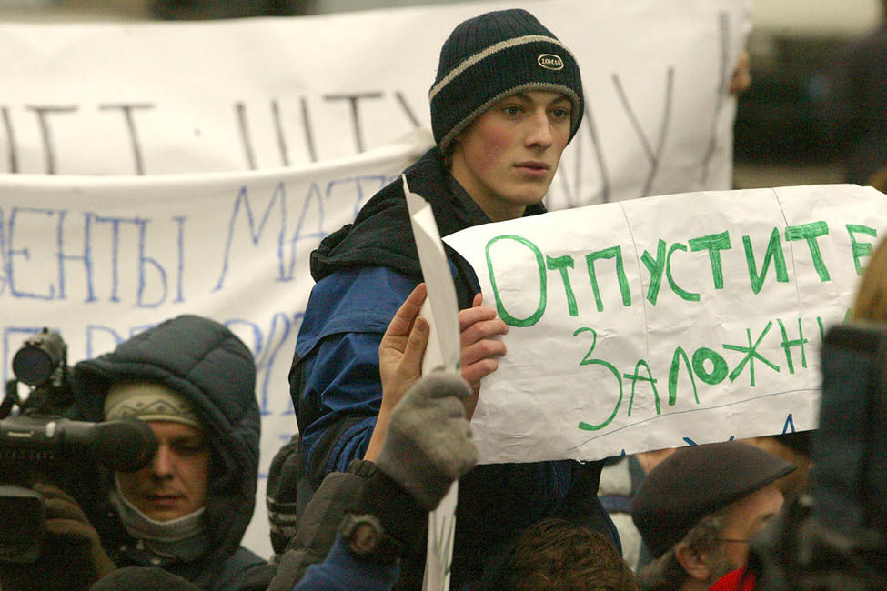 Родные и близкие заложников на площади у концертного зала на улице Мельникова, 25 октября 2002 года. Фото: Юрий Мартьянов / Коммерсантъ