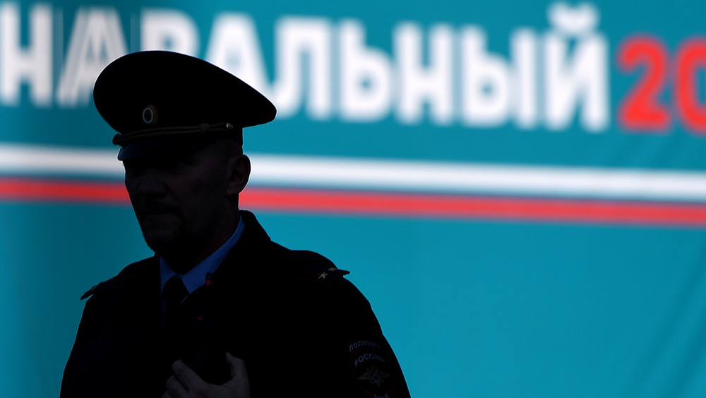 Полицейский пригрозил убить волонтера штаба Навального, который сравнил его зарплату со шведской