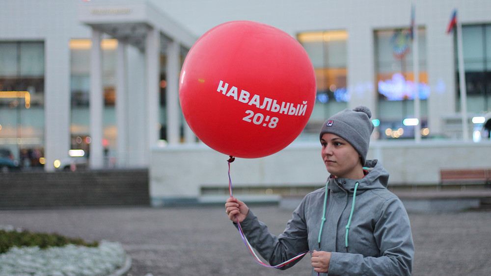 На мурманского координатора штаба Навального завели несколько административных дел за использование куба, шариков и стула