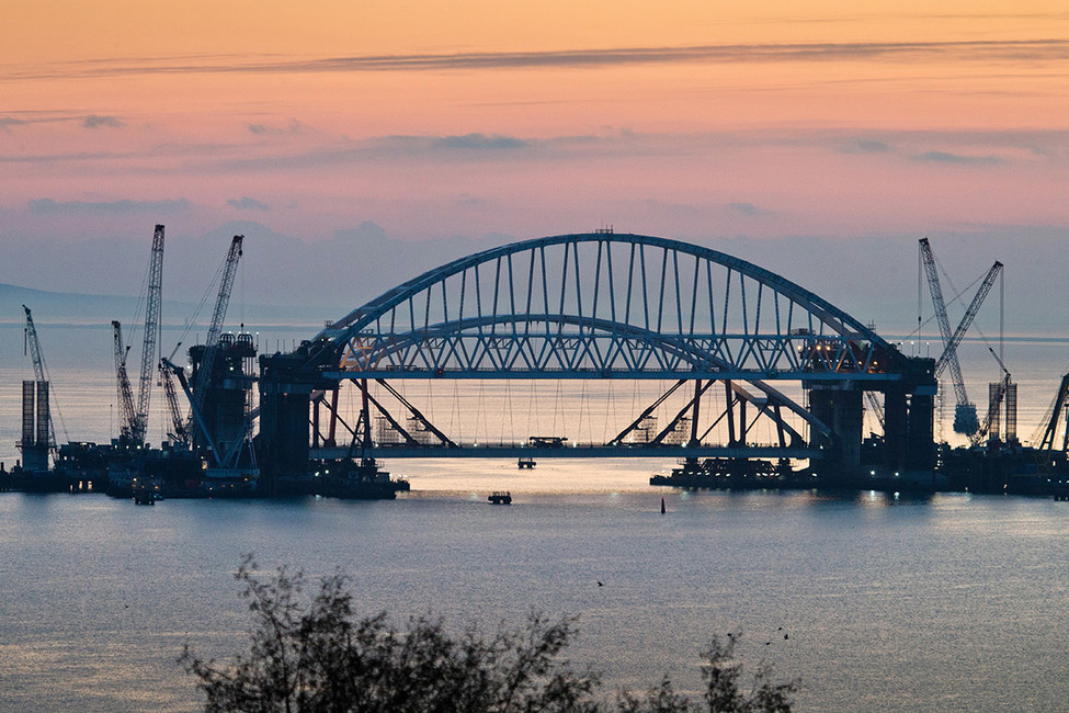 «Наши деды построили БАМ — мы построим мост». Как из Керченского моста делают «стройку века», и почему он ей не станет