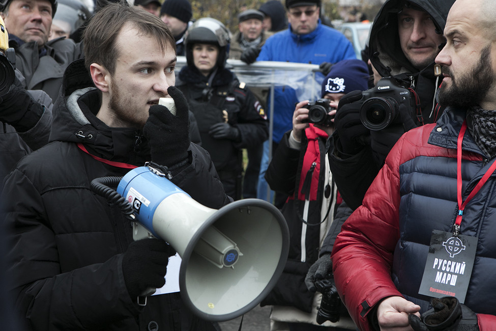Владимир Ратников (крайний слева) и Роман Ковалев (крайний справа) во время «Русского марша». Фото: Открытая Россия