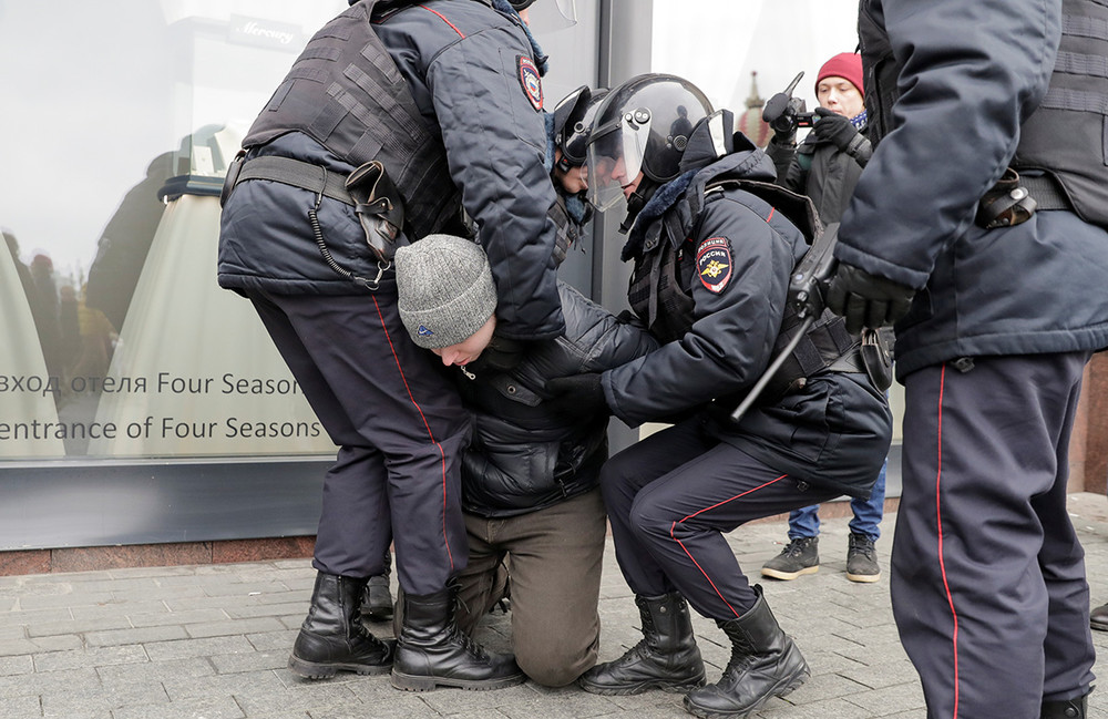 Суд вынес первые приговоры за неповиновение полиции задержанным 5 ноября