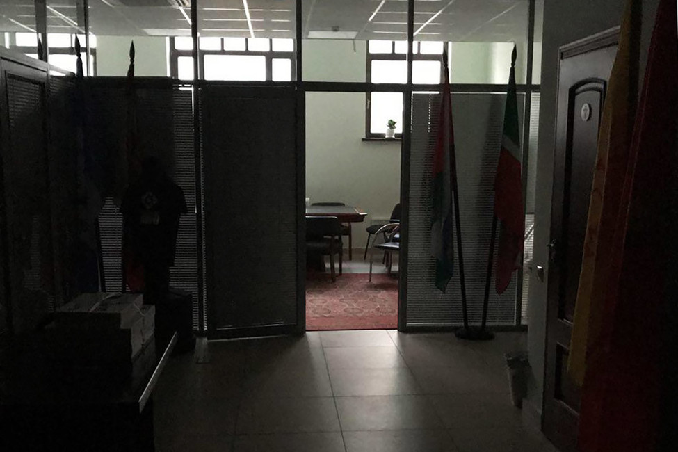 Восемь мужчин в кожаных куртках отключили свет в офисе движения «Открытая Россия»