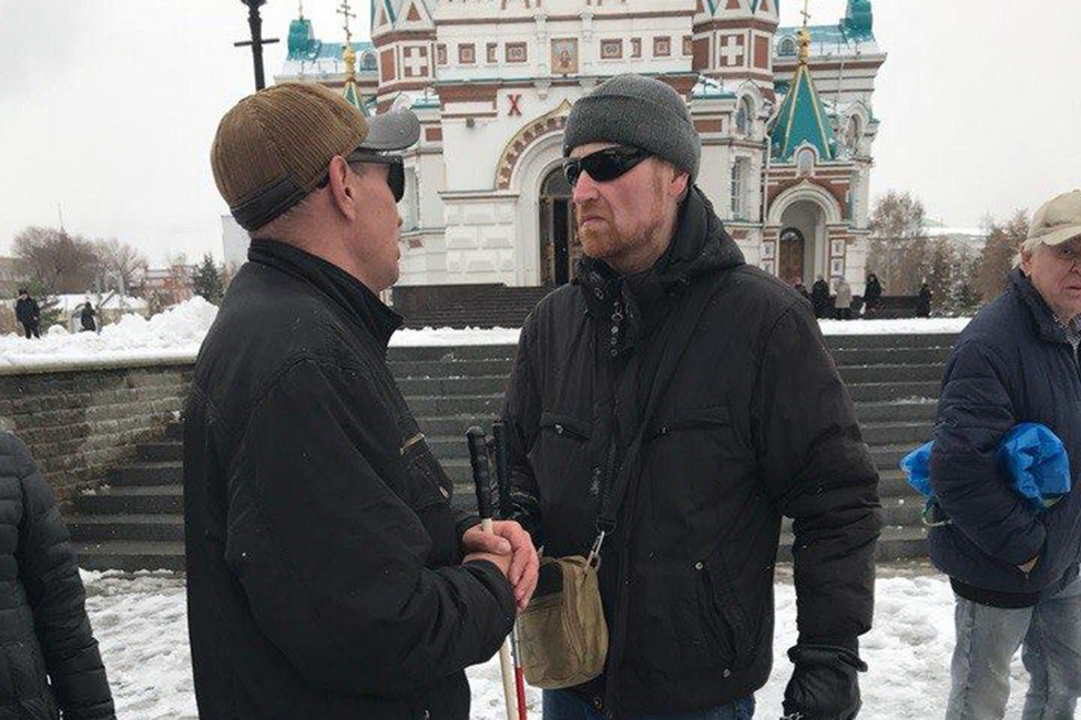 «Им не слепые — им немые нужны». В Омске прошел митинг инвалидов по зрению