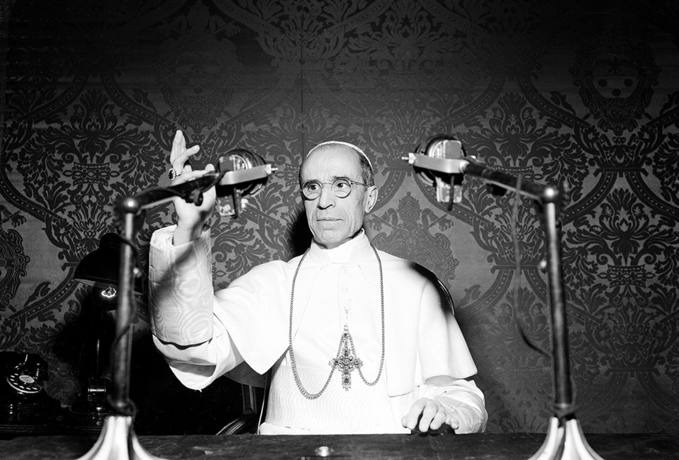 Папа Пий XII во время эфира радиостанции «Радио Ватикана», 1947 год. Фото:
Luigy Felici / AP / East News