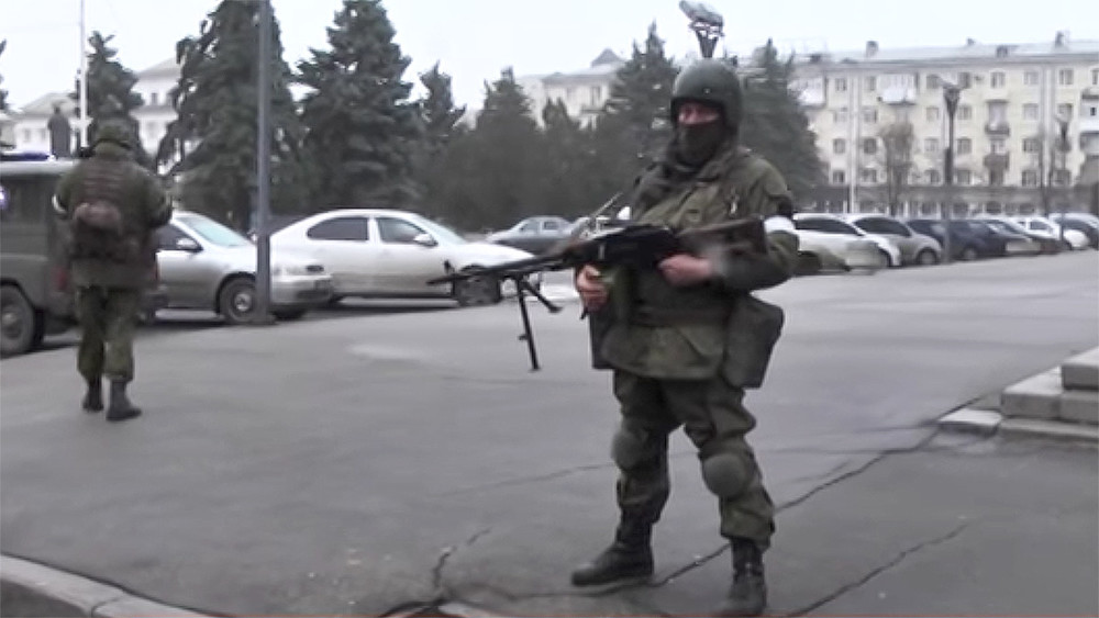 Центр Луганска захватили вооруженные люди без опознавательных знаков