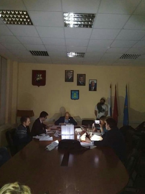 Зал заседания совета депутатов после отключения света. Фото: Денис Прокуронов.