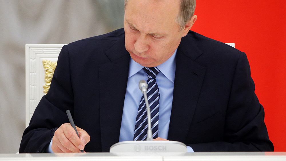 Путин подписал закон о СМИ-иноагентах
