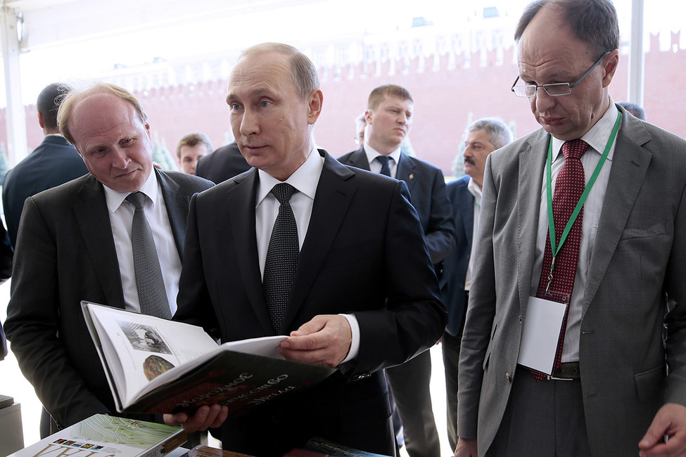 Книги про самогон, диеты и Сталина. Что закупает управделами президента