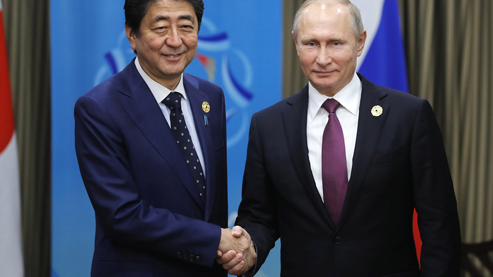 Путин договорился о встрече с японским премьером через два месяца после президентских выборов — в мае