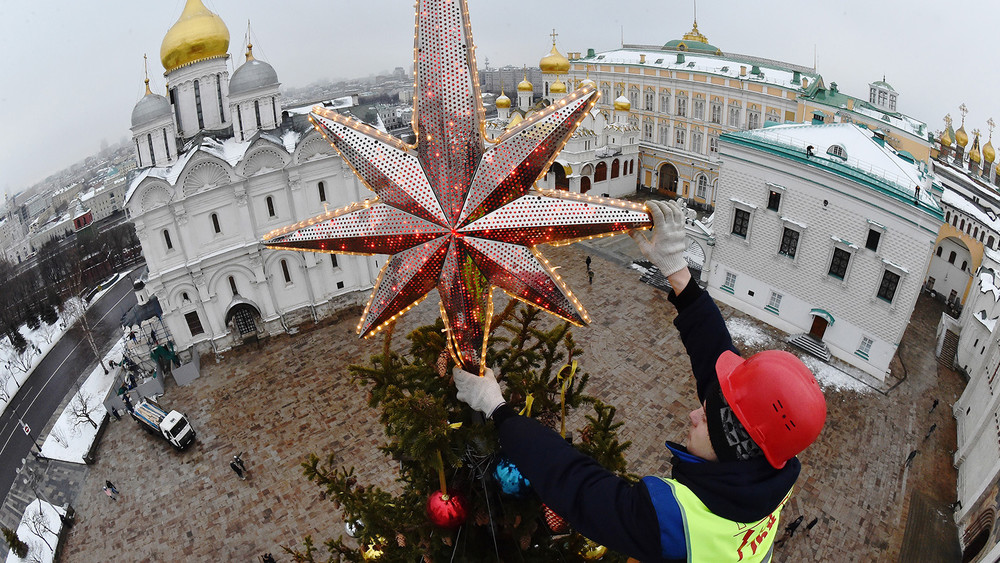 Елочные закупки: где в России установят самые дорогие новогодние ели